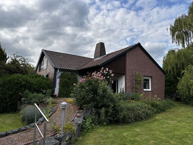 Freistehendes 1 - 2 Familienhaus mit großem Garten am Golfplatz in Gronau / Rheden <br />
Freistehendes 1 - 2 Familienhaus mit großem Garten am Golfplatz in Gronau / Rheden